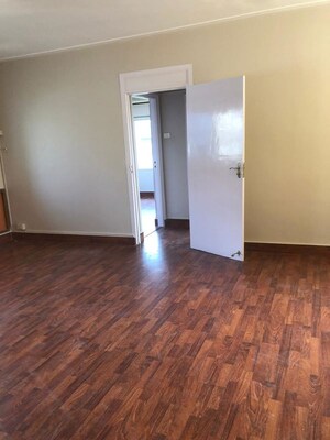 Room in 5 BHK Apartment at Nibbana Apartments, Bandra West – for Sale