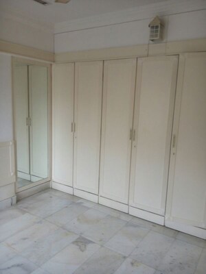 Room in 5 BHK Apartment at Nibbana Apartments, Bandra West – for Sale