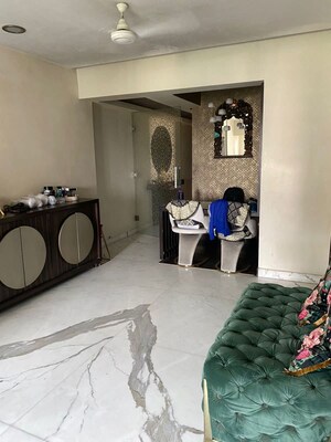 Room in 5 BHK Apartment at Nibbana Apartments, Bandra West – for Sale