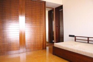 Room in 5 BHK Apartment at Nibbana Apartments, Bandra West – for Sale