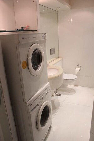 Bathroom in 5 BHK Apartment at Nibbana Apartments, Bandra West – for Sale