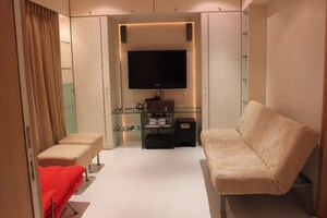 Room in 5 BHK Apartment at Nibbana Apartments, Bandra West – for Sale