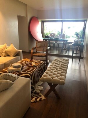 Room in 5 BHK Apartment at Nibbana Apartments, Bandra West – for Sale