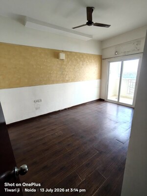 Room in 2.5 BHK Apartment at Mahagun Moderne, Sector 78 – for Rent