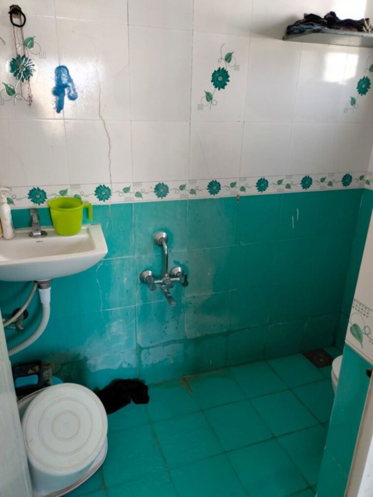 Bathroom, satellite 3 Bedroom 150 Sq.Yd. Apartment In Satellite Ahmedabad 10695023