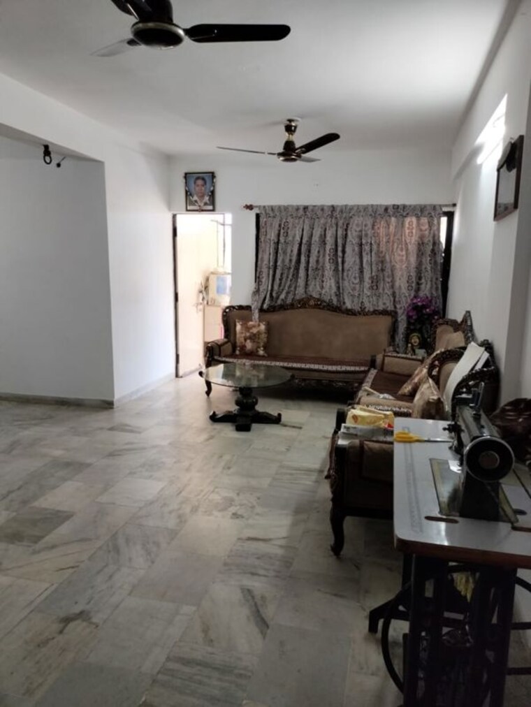 Living Room, satellite 3 Bedroom 150 Sq.Yd. Apartment In Satellite Ahmedabad 10695023