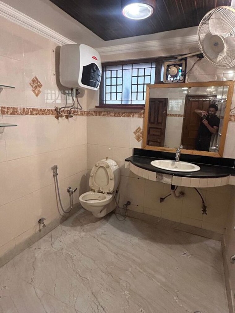 Team Area, lajpat nagar ii 2 Bedroom 150 Sq.Yd. Builder Floor In Lajpat Nagar ii Delhi 10695044
