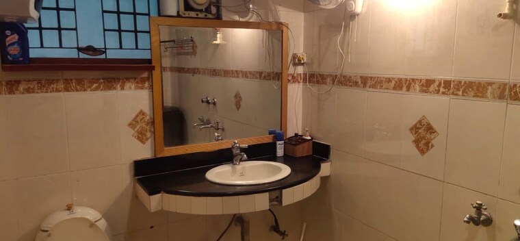 Bathroom, lajpat nagar ii 2 Bedroom 150 Sq.Yd. Builder Floor In Lajpat Nagar ii Delhi 10695044