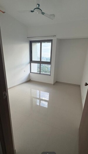 Room in 2 BHK Apartment at Kalpataru Parkcity, Kolshet Road – for Rent