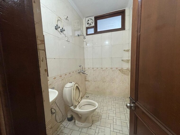 Bathroom, sector 22 3 Bedroom 2000 Sq.Ft. Villa In Sector 22 Gurgaon 10695101
