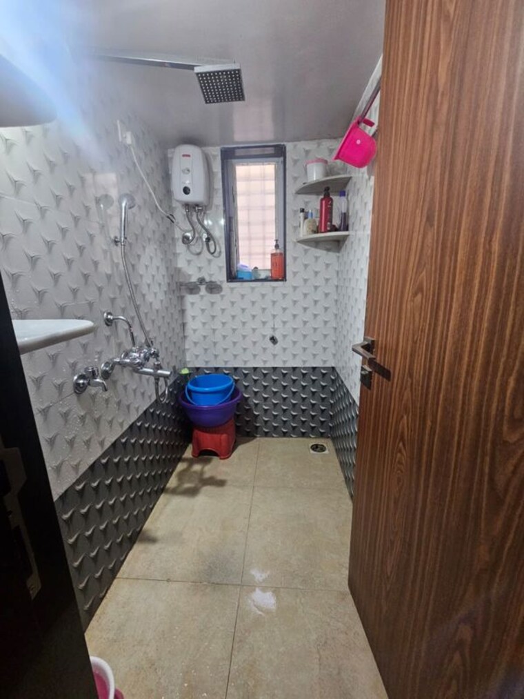 Bathroom, mayur colony 2 Bedroom 700 Sq.Ft. Apartment In Mayur Colony Pune 10695067