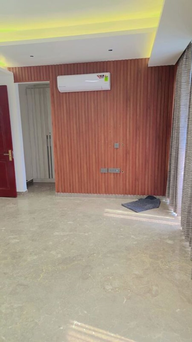 Room, rwa-apartments-sector-47 3 Bedroom 300 Sq.Mt. Independent House In Sector 47 Noida 10695145