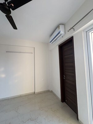 Room in 2.5 BHK Apartment at Smart World Gems, Sector 89 – for Rent