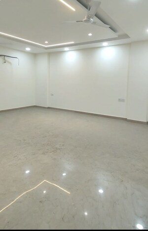 Room in 3 BHK Builder Floor at Naraina – for Rent
