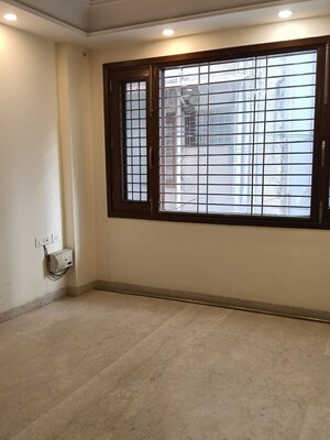 Room in 3 BHK Builder Floor at Kailash Hills – for Rent