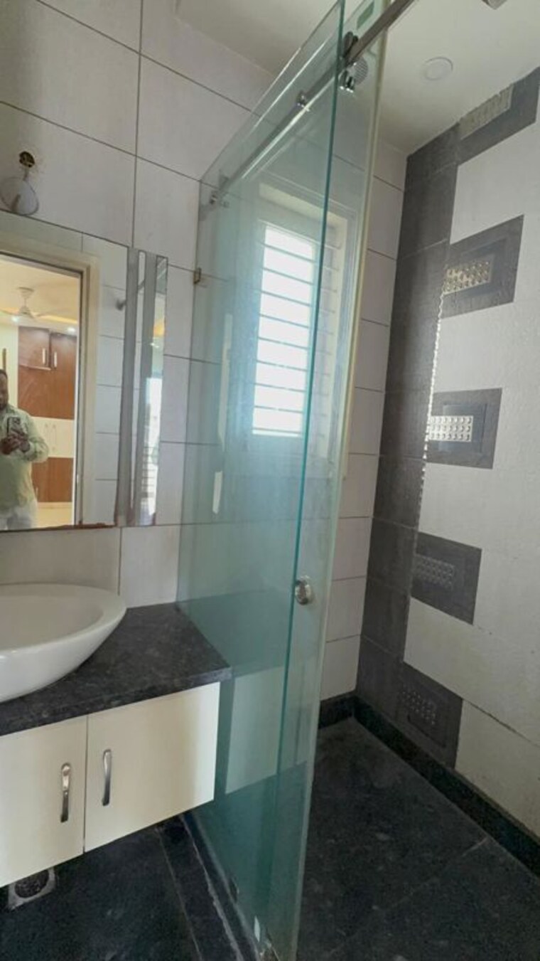 Bathroom, chittaranjan park 3 Bedroom 1500 Sq.Ft. Builder Floor In Chittaranjan Park Delhi 10695234