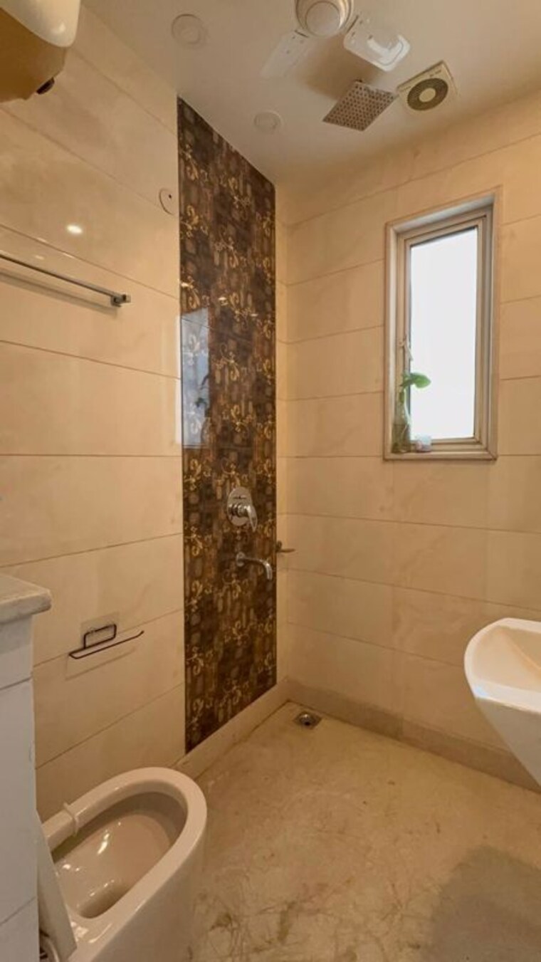 Bathroom, chittaranjan park 3 Bedroom 1500 Sq.Ft. Builder Floor In Chittaranjan Park Delhi 10695234