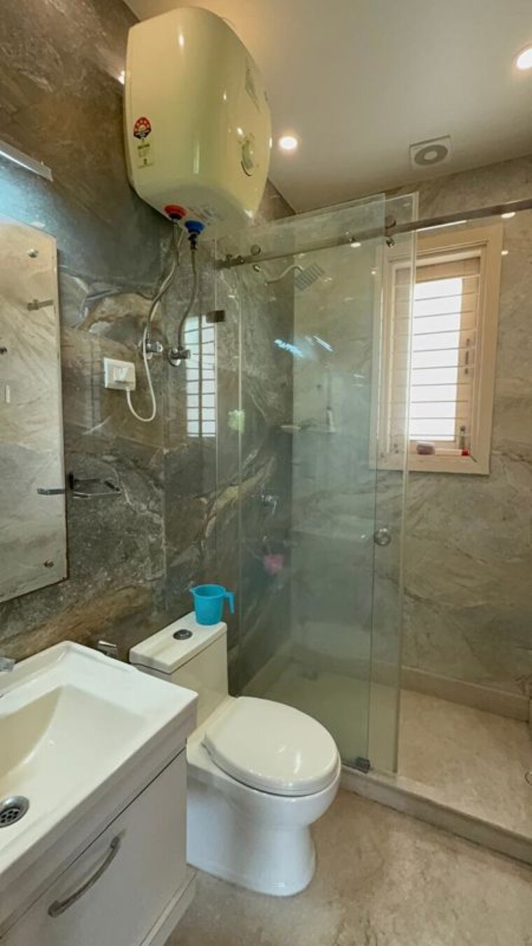 Bathroom, chittaranjan park 3 Bedroom 1500 Sq.Ft. Builder Floor In Chittaranjan Park Delhi 10695234