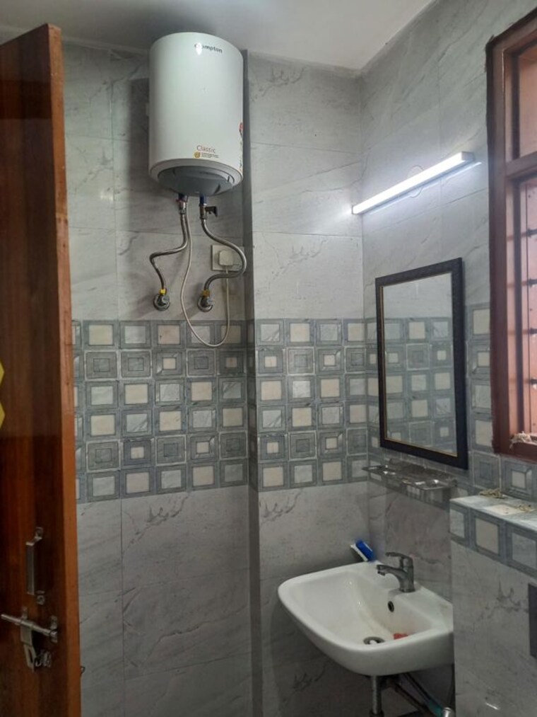 Bathroom, sector 52 3 Bedroom 1800 Sq.Ft. Builder Floor In Sector 52 Gurgaon 10695284