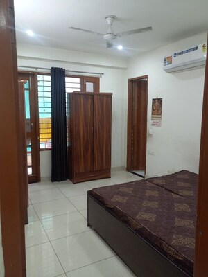 Room in 3 BHK Builder Floor at Sector 52 – for Rent