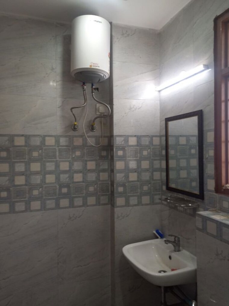 Bathroom, sector 52 3 Bedroom 1800 Sq.Ft. Builder Floor In Sector 52 Gurgaon 10695284