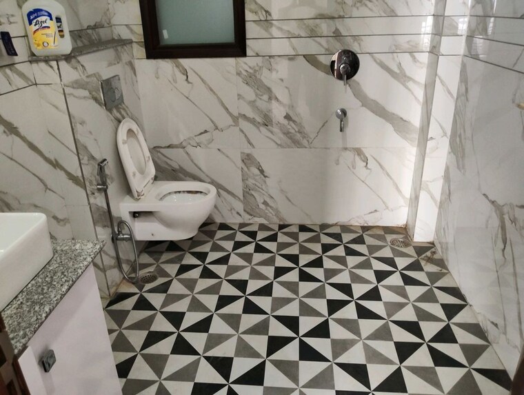 Bathroom, sector 23 3 Bedroom 1500 Sq.Ft. Builder Floor In Sector 23 Gurgaon 10695303