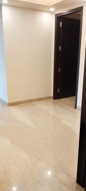 Room in 4 BHK Builder Floor at Safdarjung Enclave – for Rent