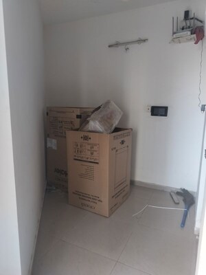 Room in 1 RK Apartment at Amanora Future Towers, Hadapsar – for Sale