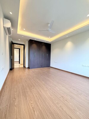 Room in 3 BHK Builder Floor at Sector 21 – for Rent