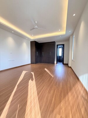 Room in 3 BHK Builder Floor at Sector 21 – for Rent