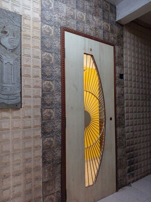 2 BHK Apartment – Entrance View at Lower Parel - for Rent