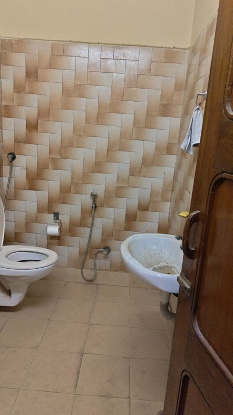 Bathroom, patel nagar 2 5 Bedroom 285 Sq.Yd. Independent House In Patel Nagar 2 Ghaziabad 10695503