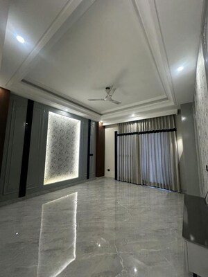 Room in 3 BHK Builder Floor at Sector 22 – for Rent