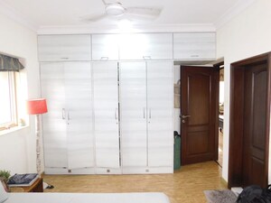 Room in 3 BHK Apartment at Bandra West – for Rent