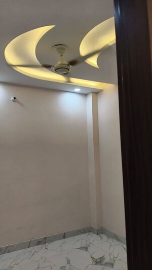 Room in 3 BHK Builder Floor at Uttam Nagar – for Rent