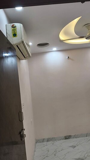 Room in 3 BHK Builder Floor at Uttam Nagar – for Rent