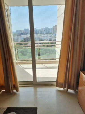 Building Lobby in 3.5 BHK Apartment at DLF Park Place, Sector 54 – for Rent