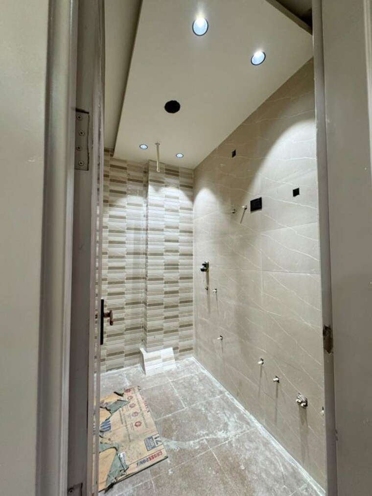 Bathroom, dwarka mor 3 Bedroom 90 Sq.Yd. Builder Floor In Dwarka Mor Delhi 10695667