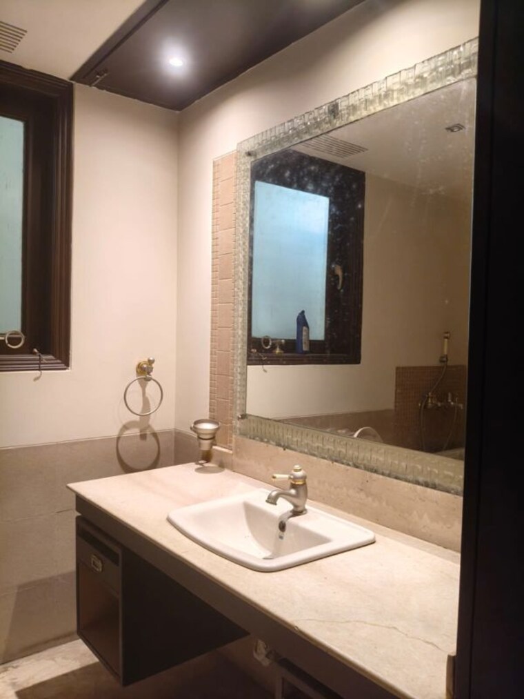 Bathroom, safdarjung enclave 3 Bedroom 300 Sq.Ft. Builder Floor In Safdarjung Enclave Delhi 10695749
