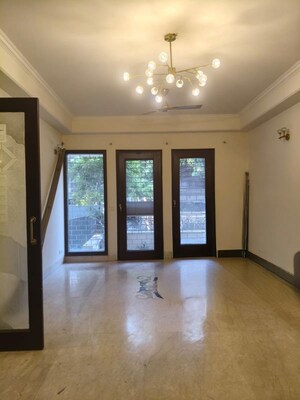 Room in 3 BHK Builder Floor at Safdarjung Enclave – for Rent