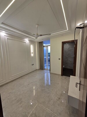 Room in 3 BHK Builder Floor at Sector 21 – for Rent