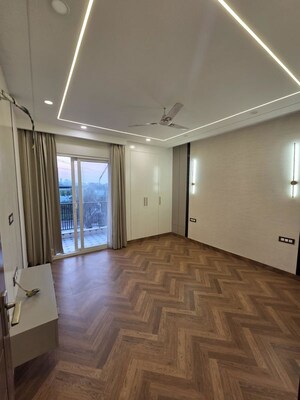 Room in 3 BHK Builder Floor at Sector 21 – for Rent
