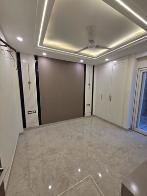 Room in 3 BHK Builder Floor at Sector 21 – for Rent