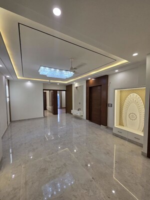 Room in 3 BHK Builder Floor at Sector 21 – for Rent