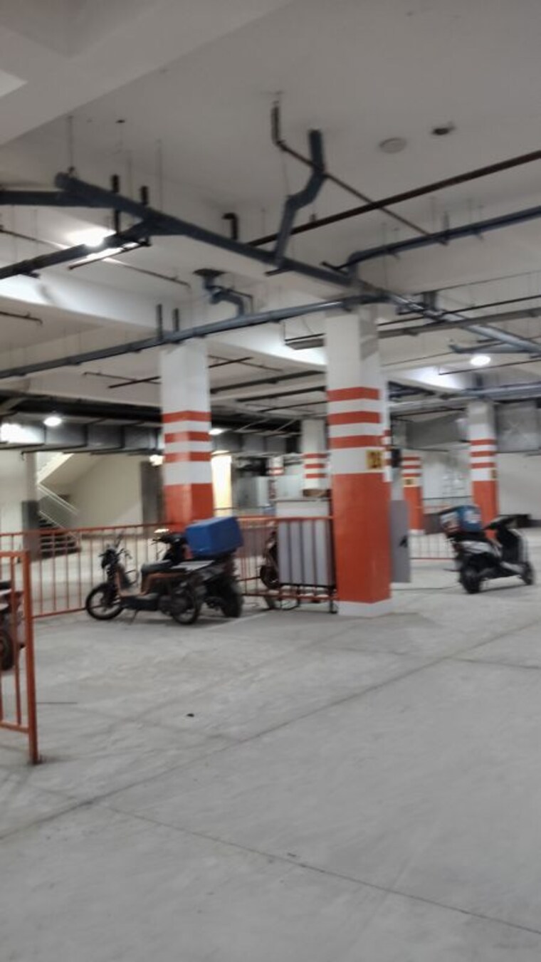  Parking, ska-arcadia Commercial Shop 310 Sq.Ft. In Wave City Ghaziabad 10695840