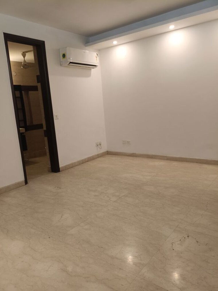 Room, new friends colony 4 Bedroom 500 Sq.Yd. Builder Floor In New Friends Colony Delhi 10695853
