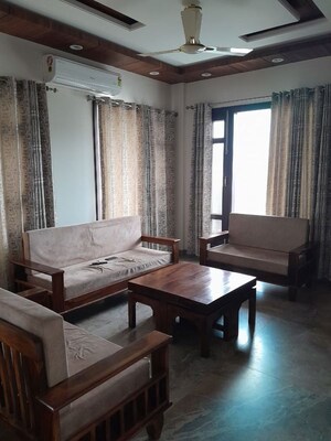 Living Room in 2 BHK Builder Floor at Sector 7 – for Rent