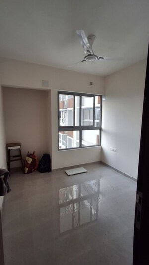 Room in 2 BHK Apartment at Piramal Vaikunth, Balkum Pada – for Rent