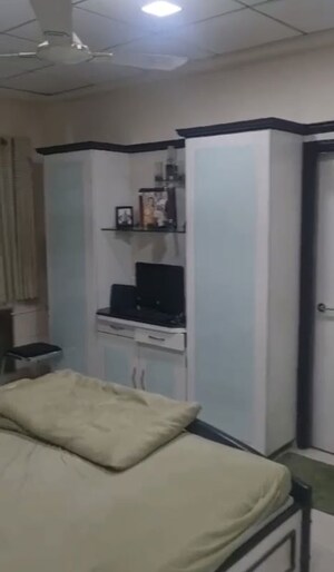 Bedroom in 3.5 BHK Apartment at Mulund West – for Rent