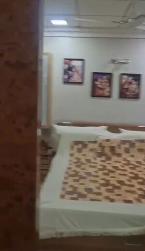 Bedroom in 3.5 BHK Apartment at Mulund West – for Rent